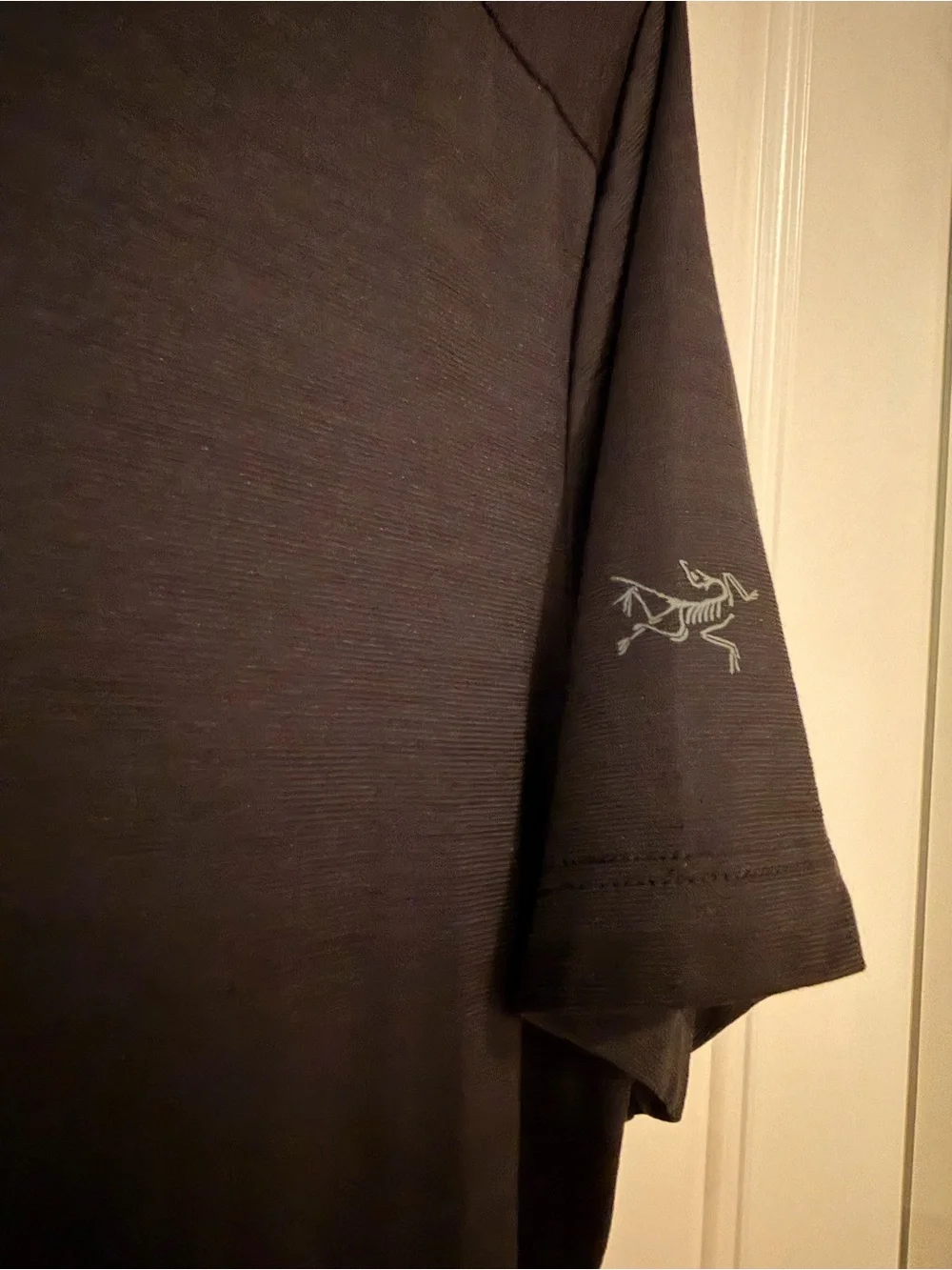 Arcteryx Men’s Black V neck trim fit top short sleeve size small EUC - Picture 2 of 4